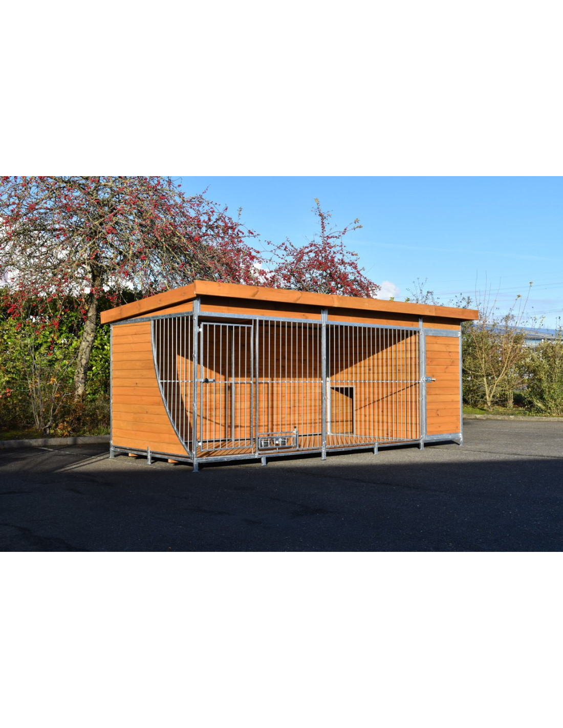 Chenil Robuste en Pin Massif Avec Plancher Niche et Gamelles Rotatives